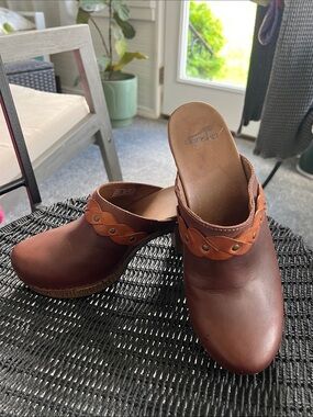Dansko brown leather rach clog heels with distinctive braided strap detail. Sz 9